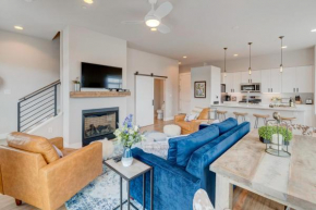 New Luxury Loft 1 I Huge Hot Tub I Great Views I Best Price I FREE Adventures Daily